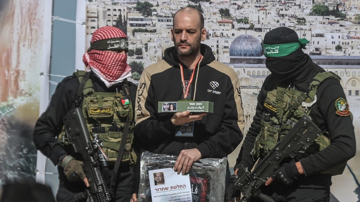 İsrailli esire "zaman tükeniyor" yazan bir kum saati verildi. (AA)