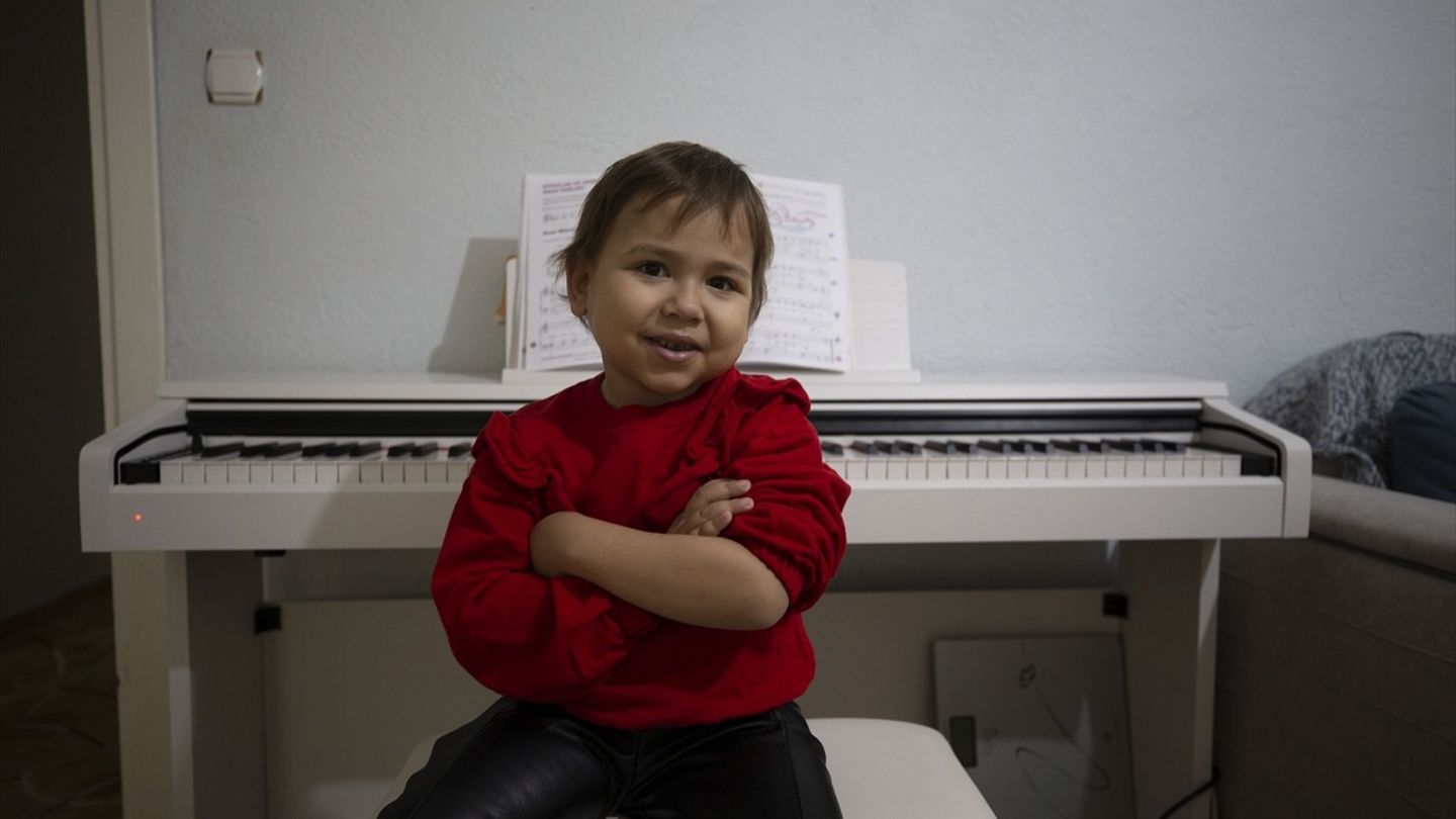 Hastalıklarla mücadele eden minik Öykü, hayata müzikle tutunuyor