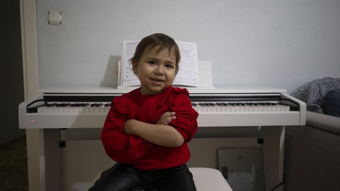Hastalıklarla mücadele eden minik Öykü, hayata müzikle tutunuyor