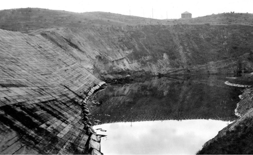 Lakeview Gusher'dan gelen petrol havuzda birikiyor.