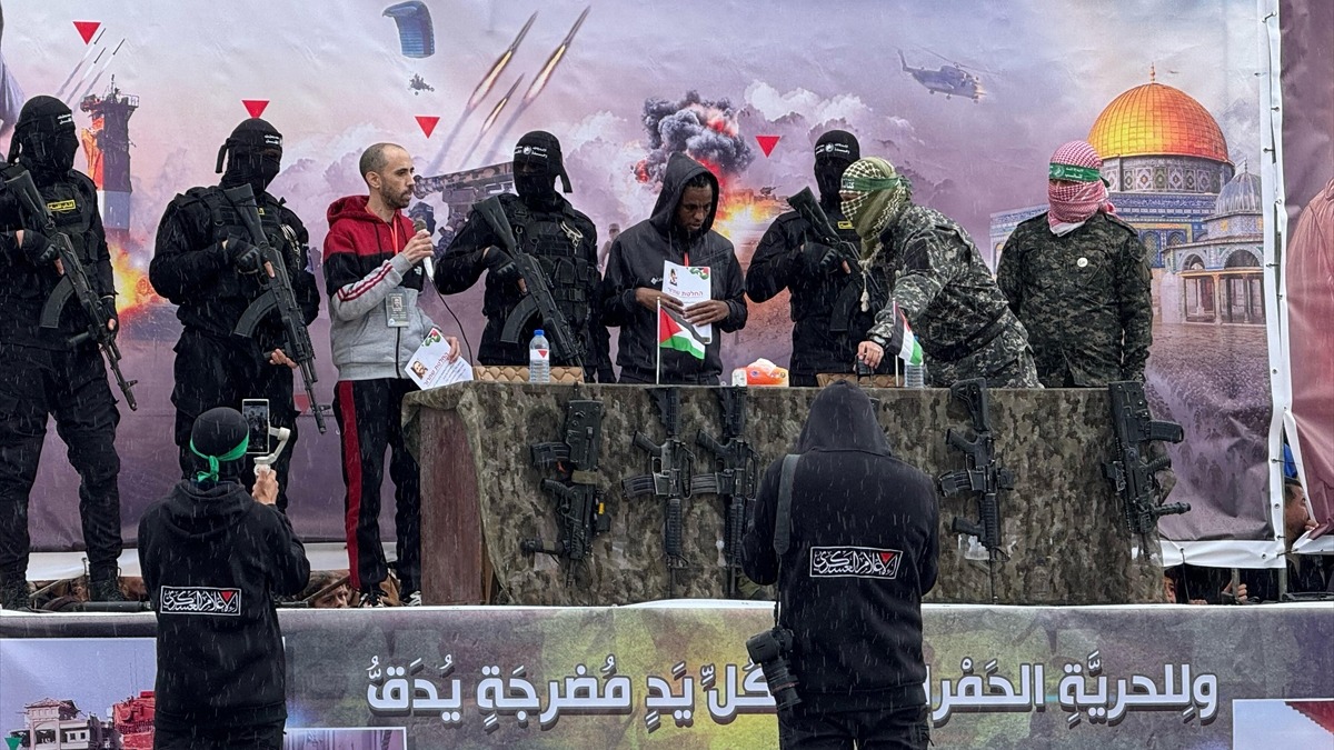 İsrailli esirler Tal Şoham ve Avera Mengistu, Kızıl Haç yetkililerine teslim edildi. (AA)