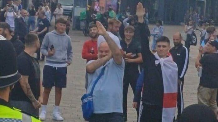 Middlesbrough'da ırkçılar yol kesip ten rengi kontrol ediyor