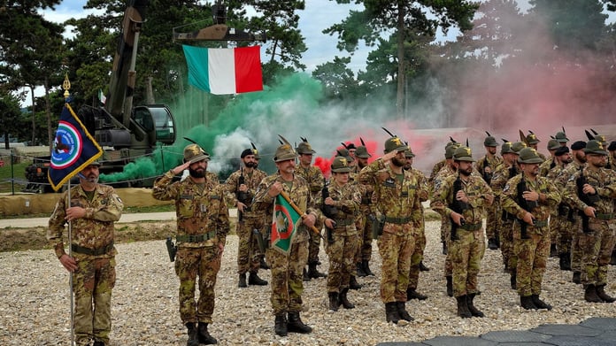 İtalya'da Salvini’nin Lig Partisi zorunlu askerlik teklifini sundu