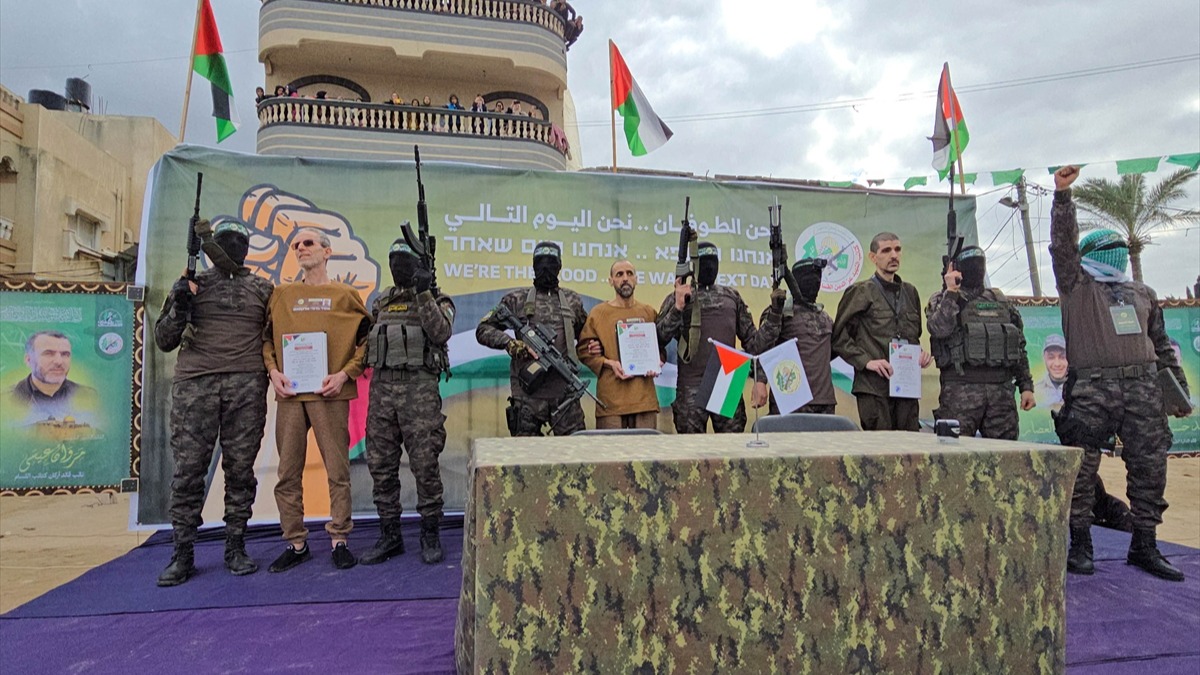 Hamas, Gazze Şeridi'ndeki 3 İsrailli erkek esiri Kızılhaç'a teslim etti. (AA)