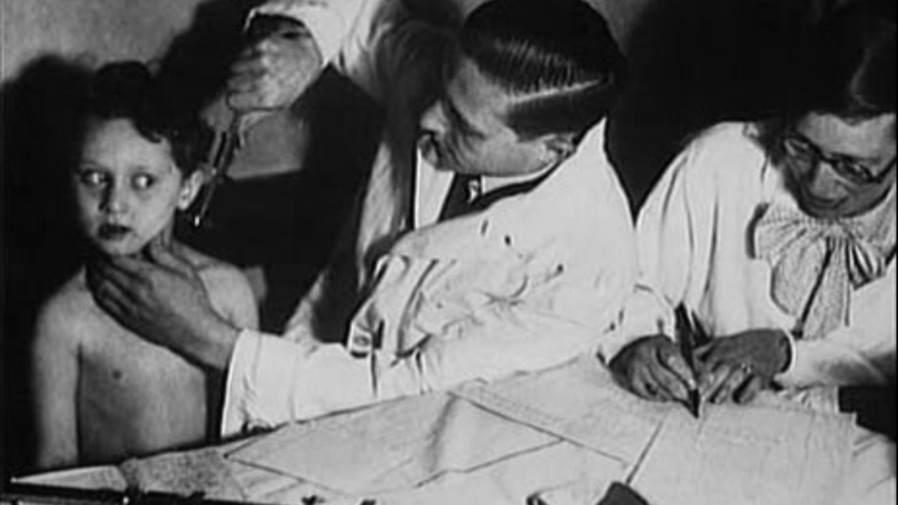 Josef Mengele bir Yahudi çocuk üzerinde deneylerini gerçekleştiriyor
