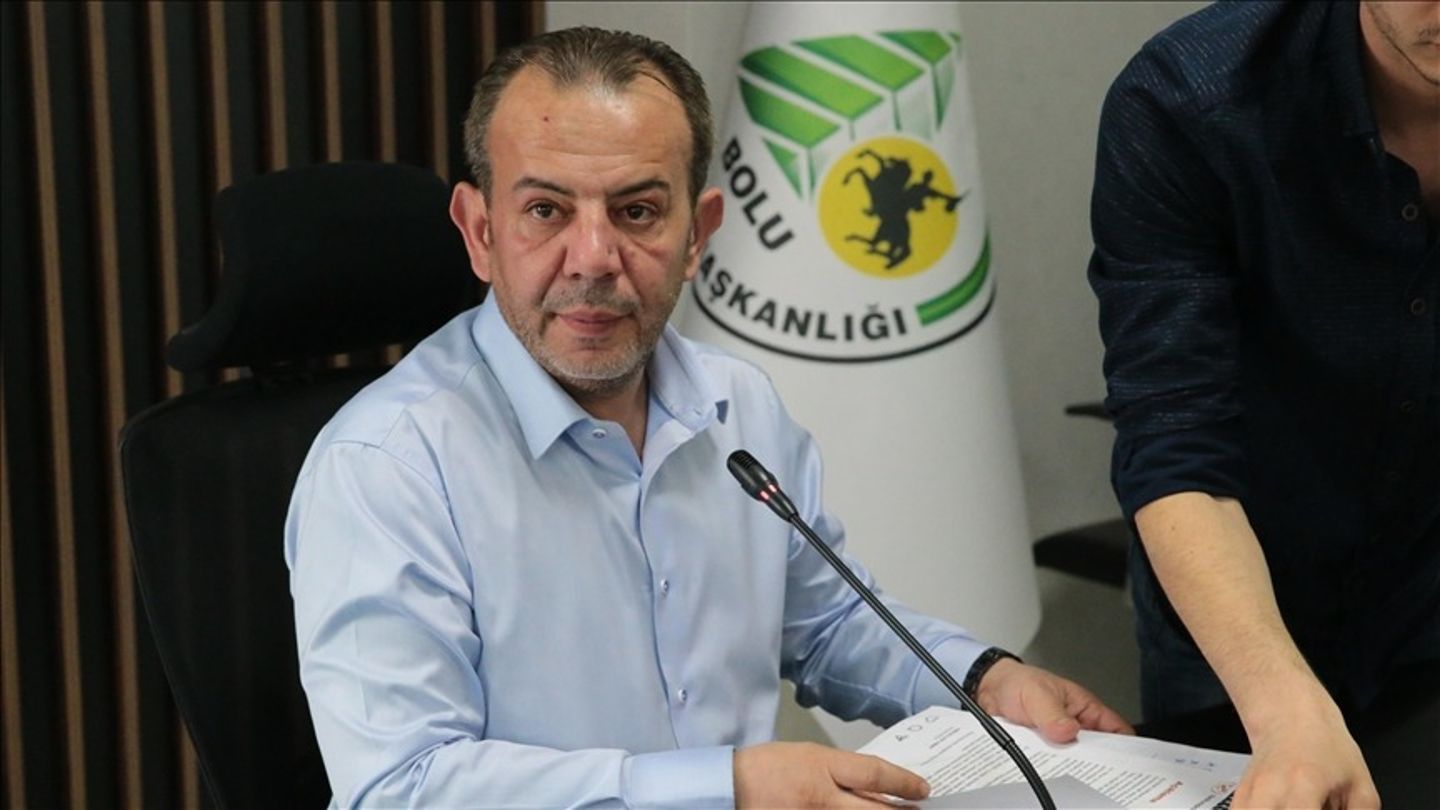 CHP’li belediye başkanı Tanju Özcan “R” yaptı
