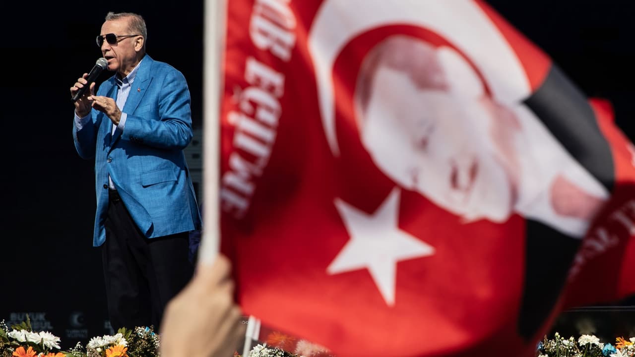 Erdoğan: Türkiye'nin Sultanı, Gitmiyor!