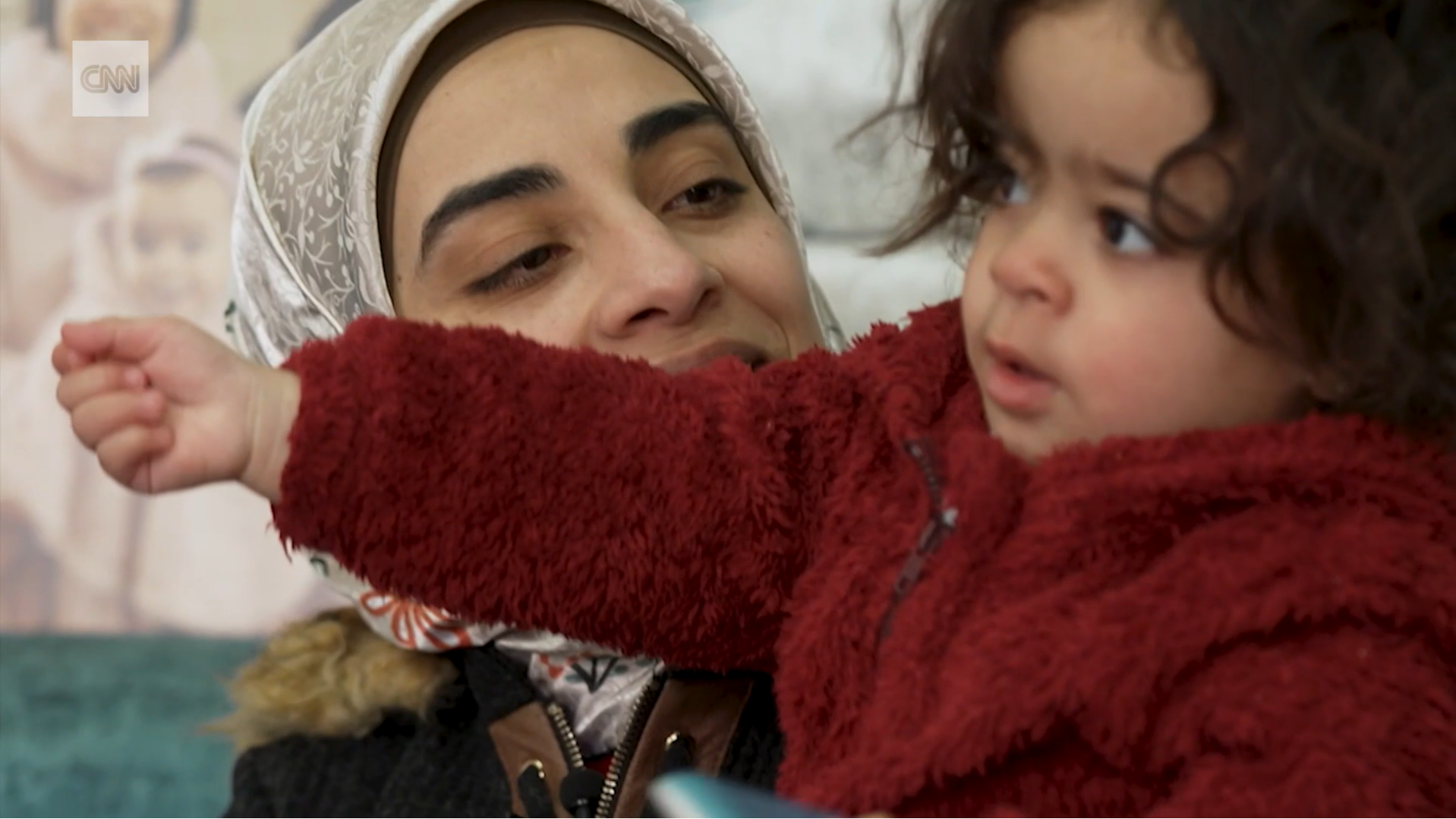 Rula Hasaneyn ve kızı Elia. Fotoğraf: CNN