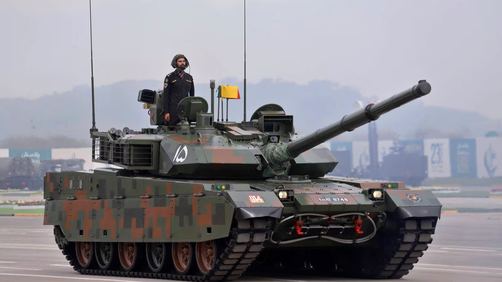 Pakistan uçak ve roket programlarını tanıttı, askeri ekipmanlarını sergiledi