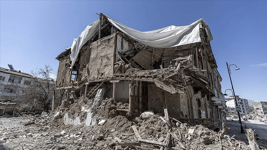 106 yıllık Malatya konağı, yanındaki bina çökünce zarar gördü