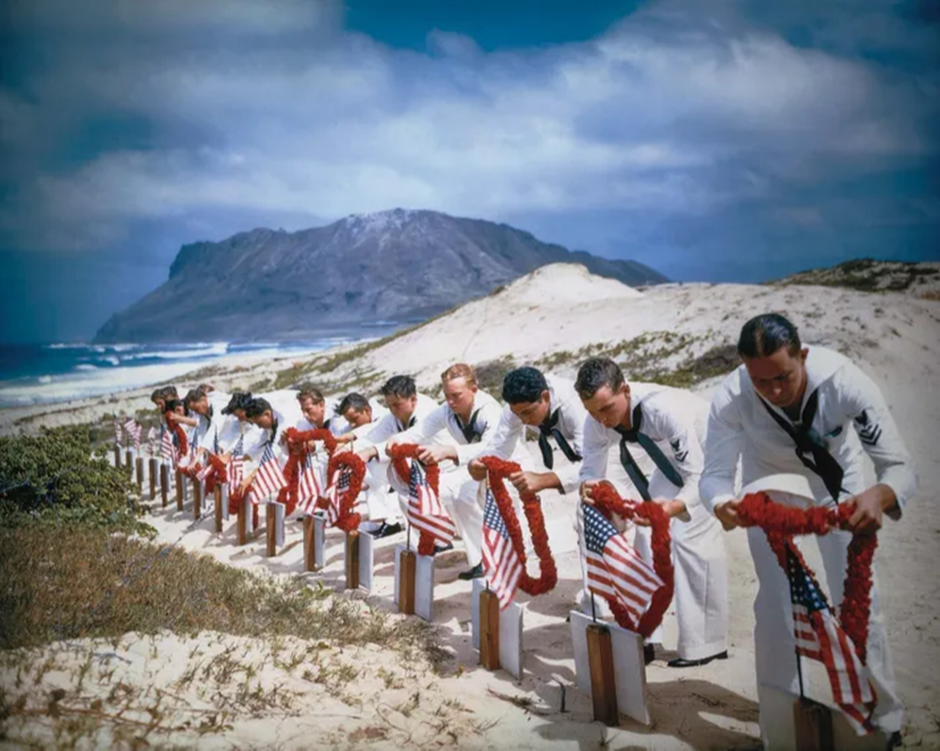 Hawaii, Kaneohe'deki Deniz Hava Üssü'nün askerleri,&nbsp; Japonların Pearl Harbour saldırısında öldürülen arkadaşlarının mezarlarına leis yerleştirdiler.