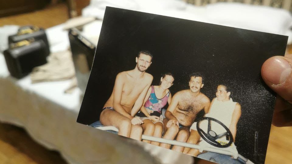 Esad ve ailesine ait bir fotoğraf. Fotoğraf: BBC