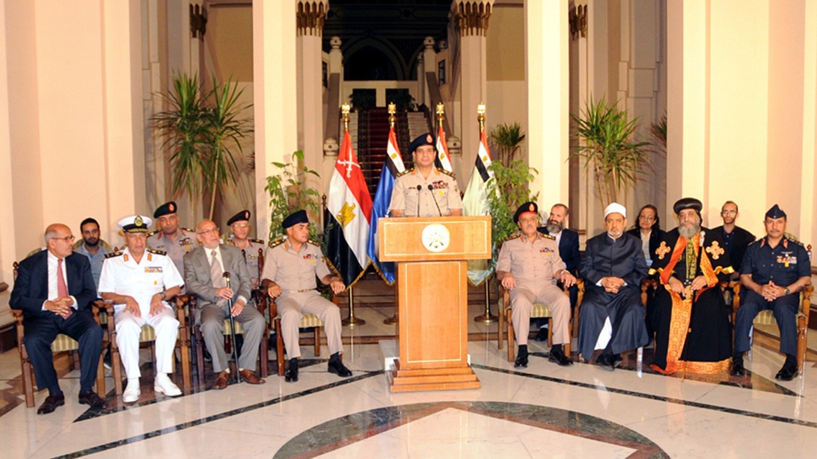 Sisi’nin 2013 yılında gerçekleştirdiği darbeden sonra darbe bildirisini okuduğu anlar (AP)