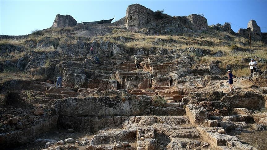 Fethiye Kalesi kazısında tiyatro ve yol ortaya çıkarıldı
