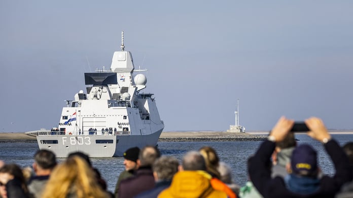 Hollanda Donanması hava savunma fırkateynleri için yardımcı gemiler alacak