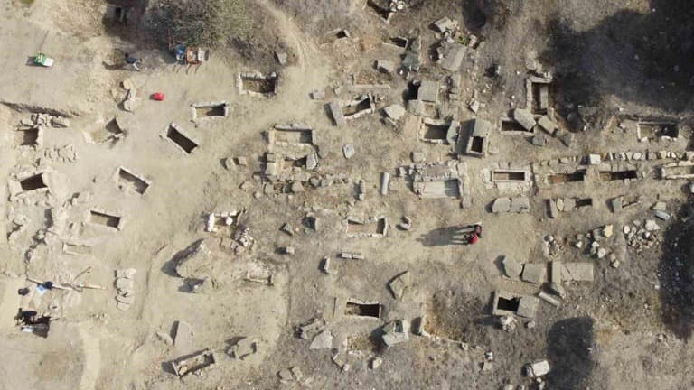 Tenedos Antik Kenti'nde 2700 yıllık çocuk mezarı bulundu