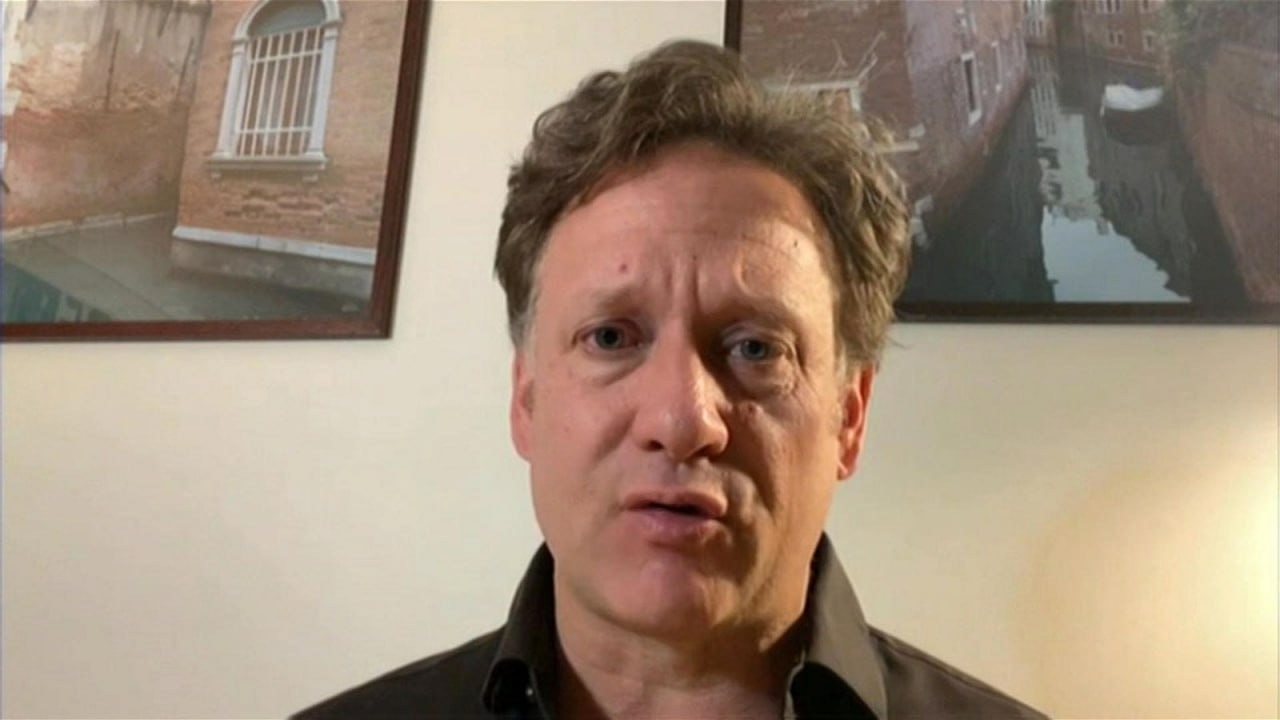 Amerikalı gazeteci, siyasi yorumcu ve jeopolitik alanında uzman John Varoli