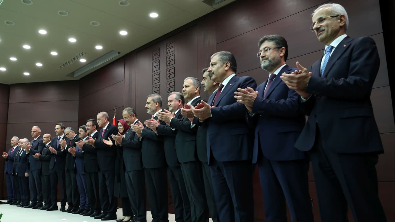 Türkiye'nin yeni kabinesi ve politikaları üzerine mesajlar