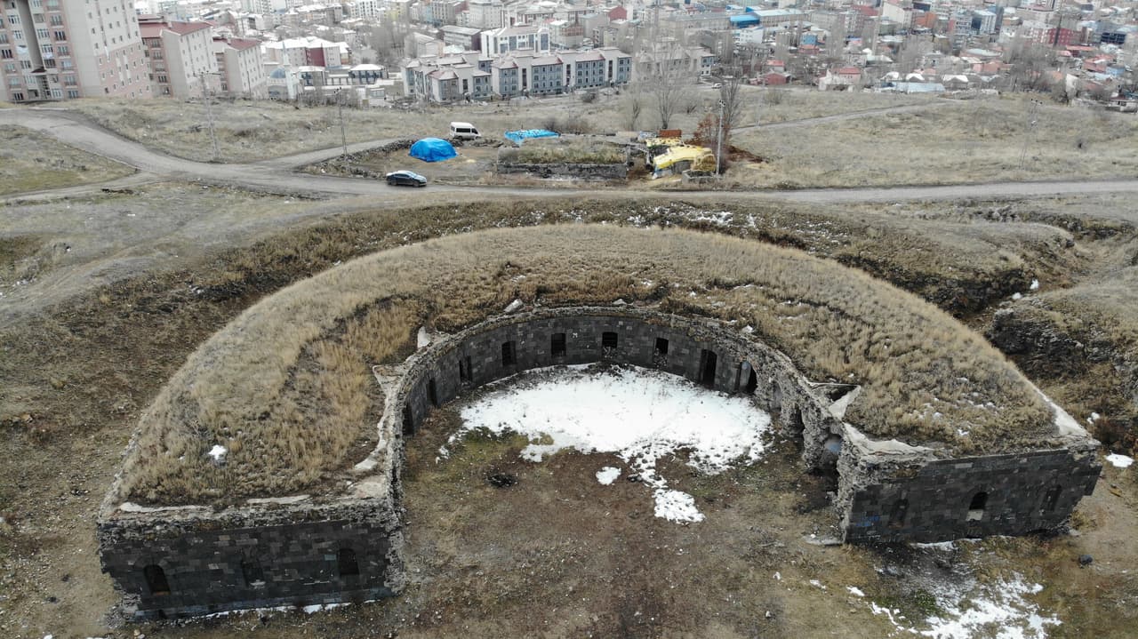 Kars'taki 200 yıllık at nalı benzeri tabya yok olma tehlikesinde