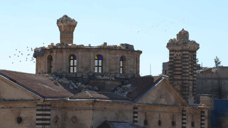 Kurtuluş Camii'nin kubbe ve minaresi depremlerde yıkıldı