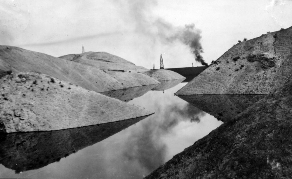 Lakeview Gusher'dan gelen petrol nehirleri.