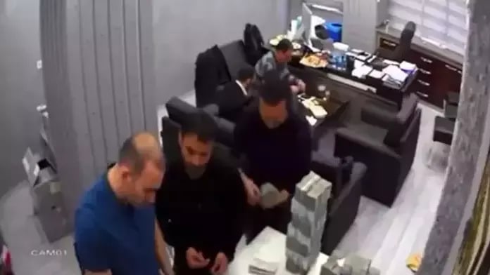 Fatih Keleş'in bir avukatlık bürosundaki para kuleleri.
