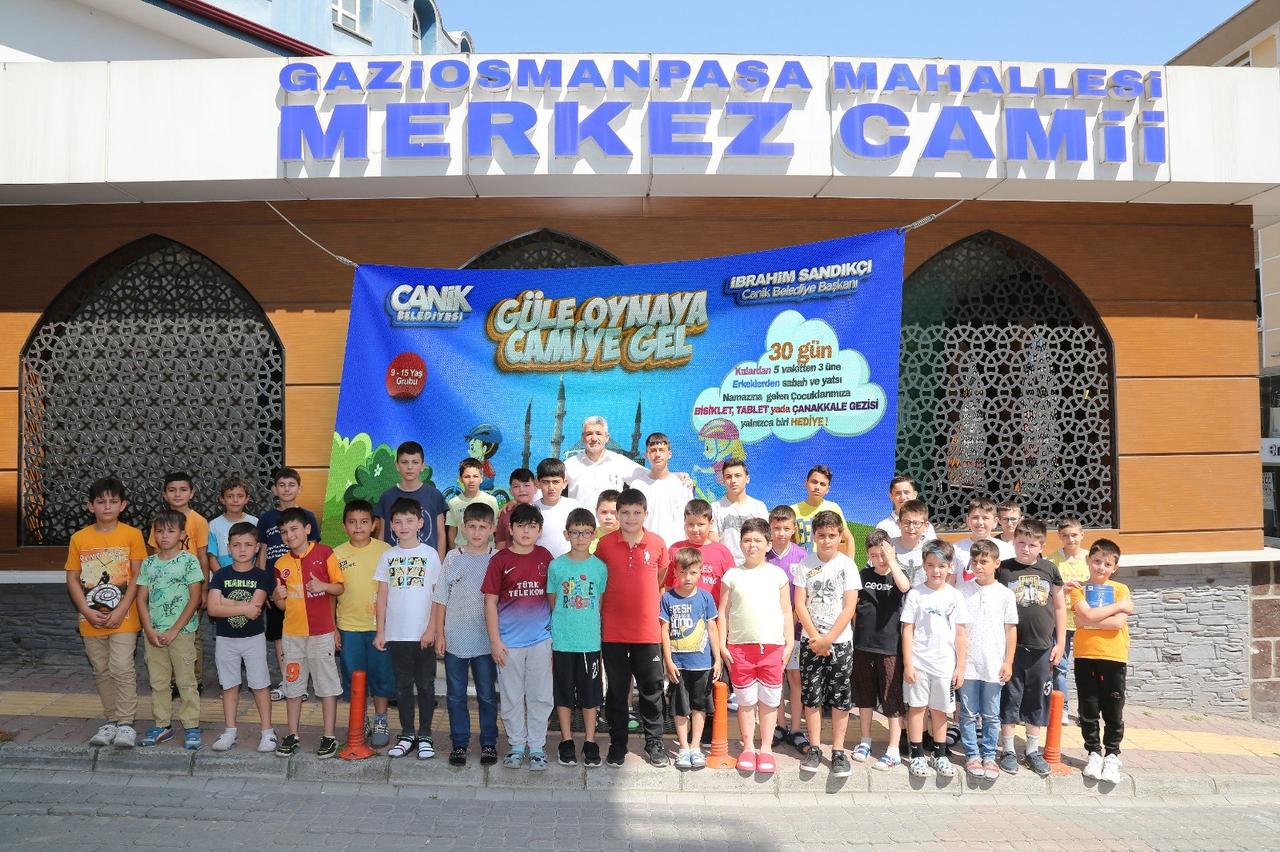30 gün camiye giden çocuklara hediye