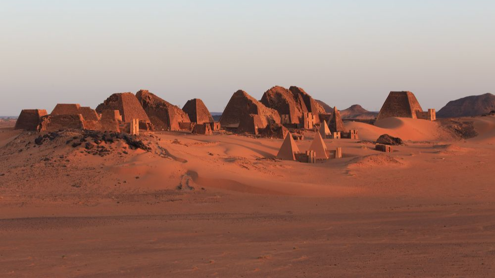 Meroe piramitlerinin kalıntıları.