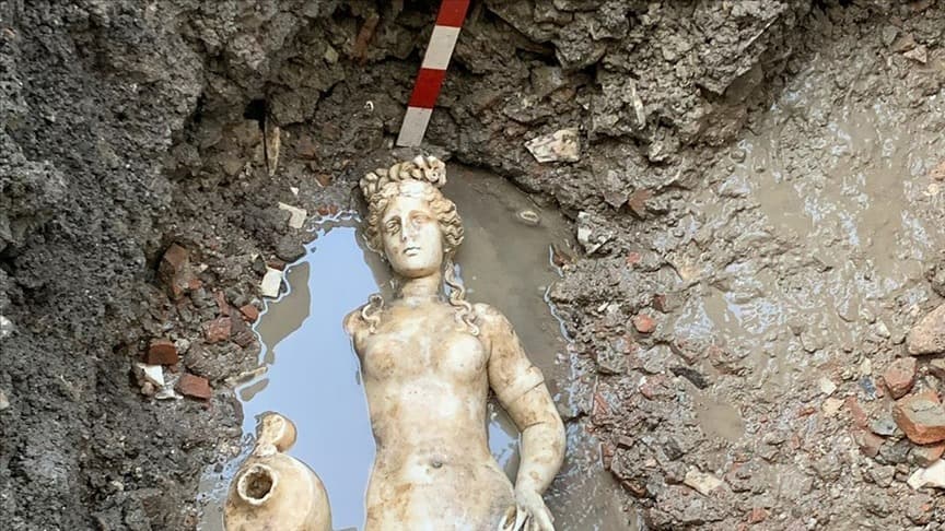 Amasra'da 1800 yıllık "su perisi heykeli" bulundu