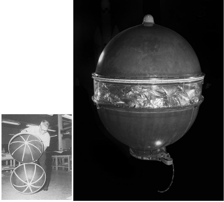 Bir teknisyen, Echo 1 için konteynırı inceliyor. Sağ tarafta, sıkıca paketlenmiş uyduyu göstermek için kısmen ayrılmış olan konteynır görülüyor.