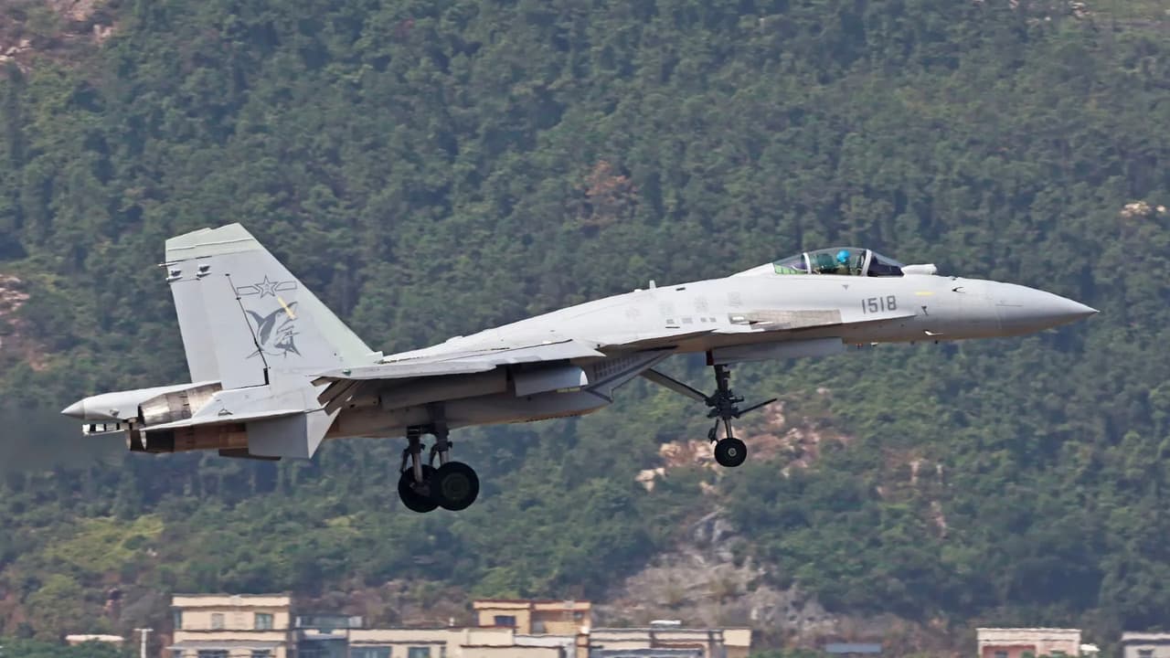 Çin'in J-15T savaş uçağı resmen tanıtıldı