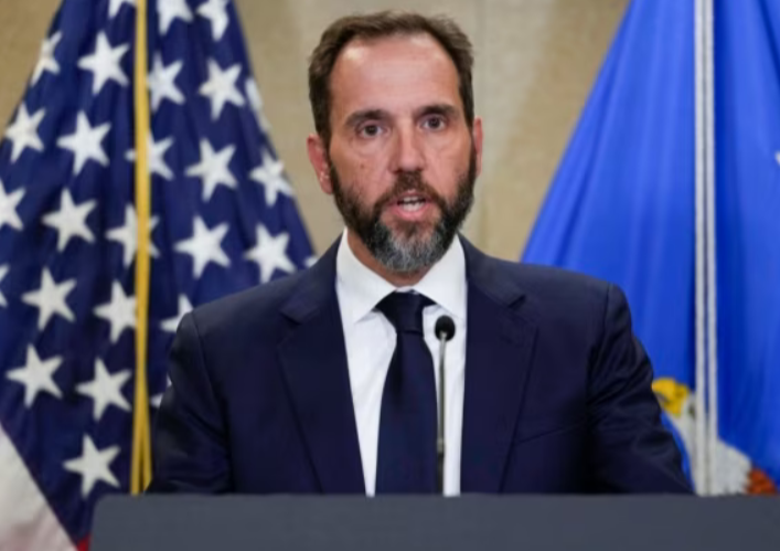 Özel savcı Jack Smith eski ABD Başkanı Donald Trump aleyhindeki iddianameye ilişkin Adalet Bakanlığı'nda açıklama yaparken, 1 Ağustos 2023. Jack Smith Trump hakkında gizli belge soruşturmasını da yürütüyordu