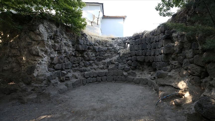 Malazgirt'teki kazı çalışmalarında çevresi toprakla kaplı han ortaya çıkarıldı