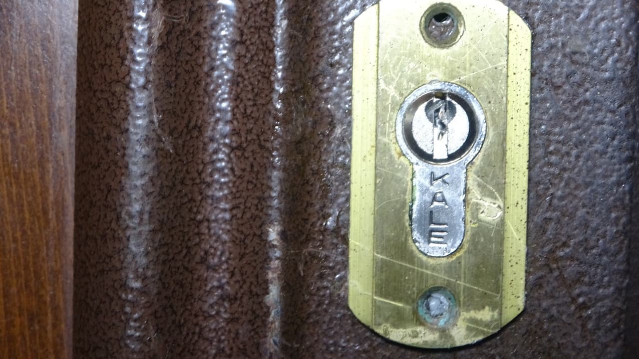 Kiracıları dışlayan ev sahibi, kapılara yapıştırıcı sürdü