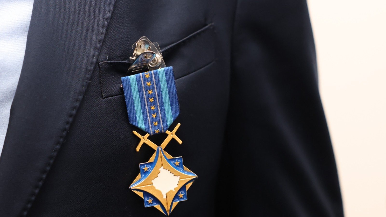 Baykar Genel Müdürü Haluk Bayraktar'a, Kosova’dan en üst düzey askeri madalya