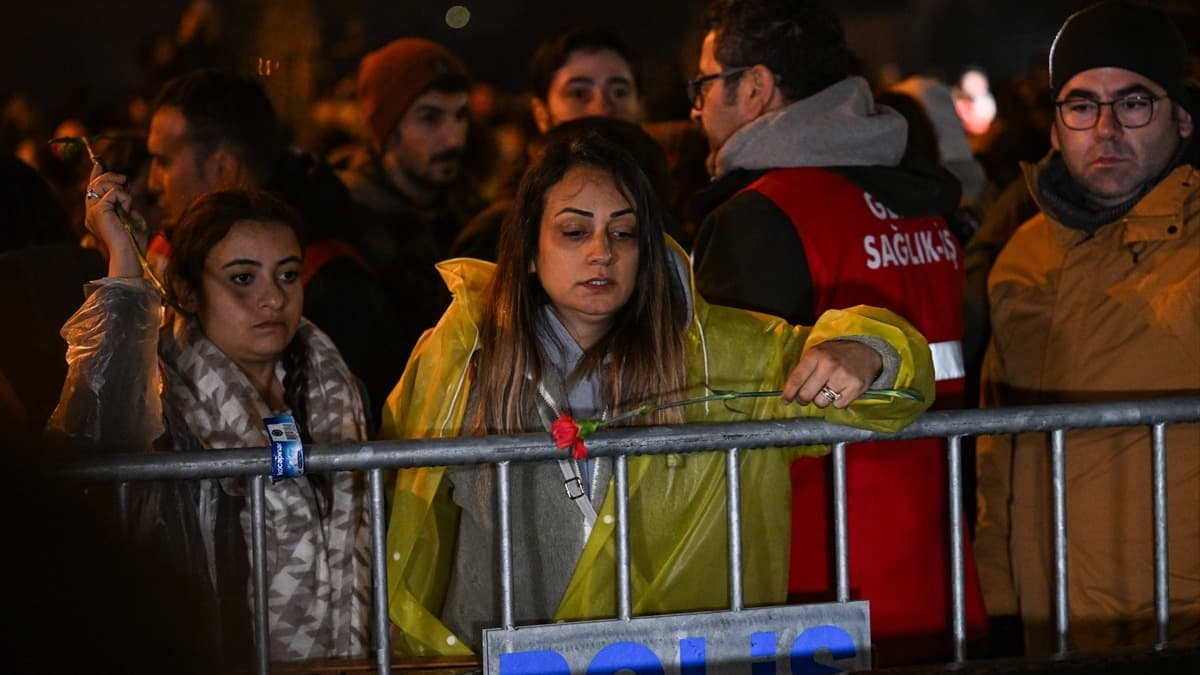 Depremin yıldönümünde on binlerce kişi sessiz yürüdü