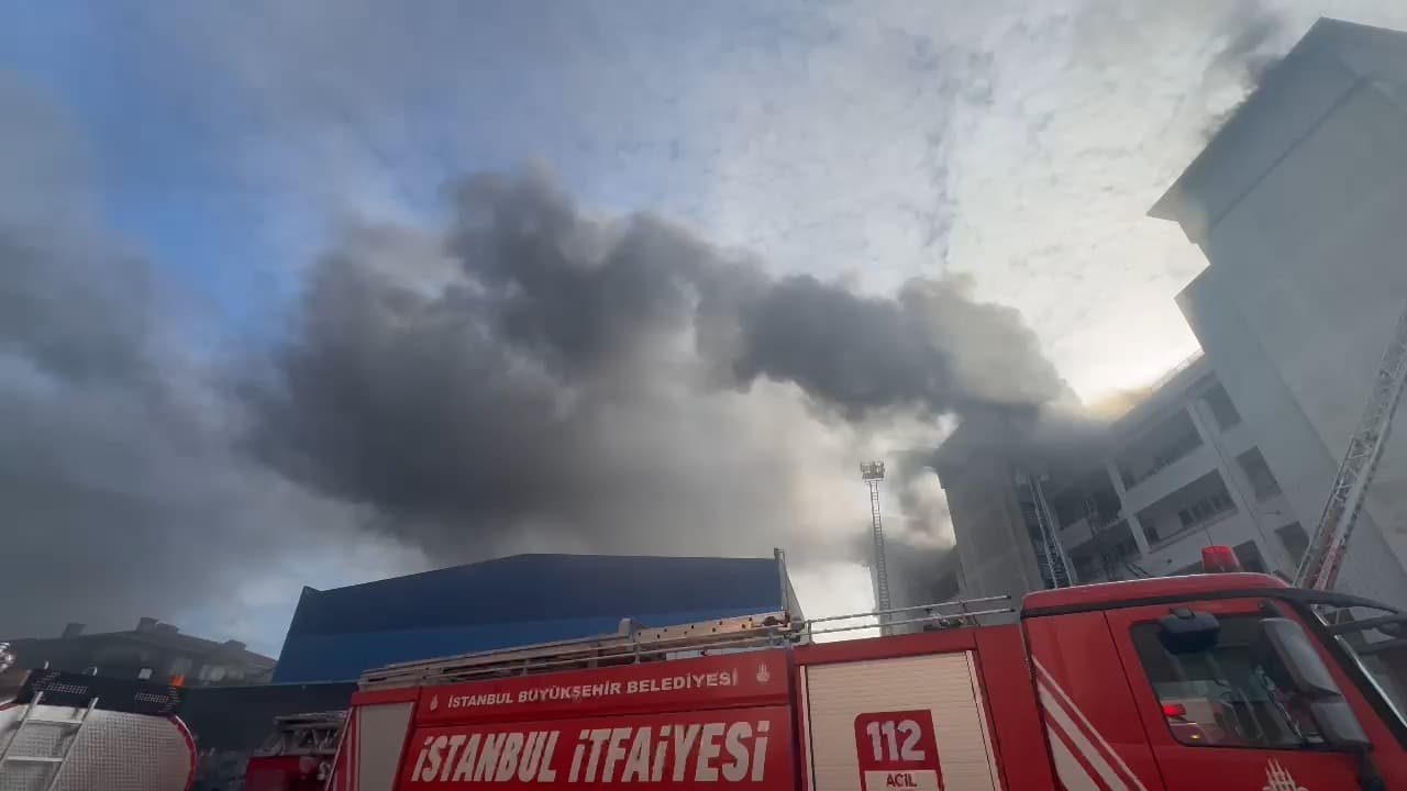 Tekstil atölyesi alevlere teslim oldu! Sultanbeyli’de tekstil atölyesinde yangın çıktı