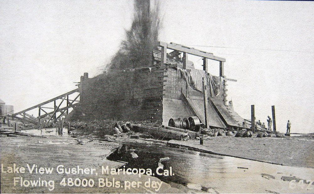 Mürettebat, petrol çıkışını tıkamak için tahta bir kutu inşa ediyor.