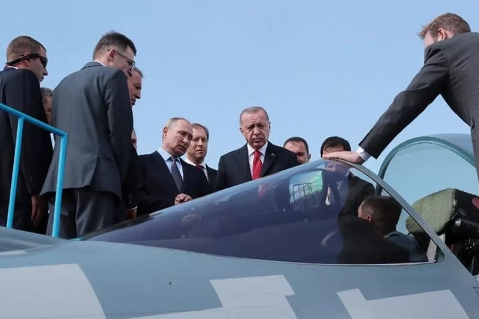 Putin, Rus savaş uçaklarının kendisine Türkiye'ye kadar eşlik etmesini istedi