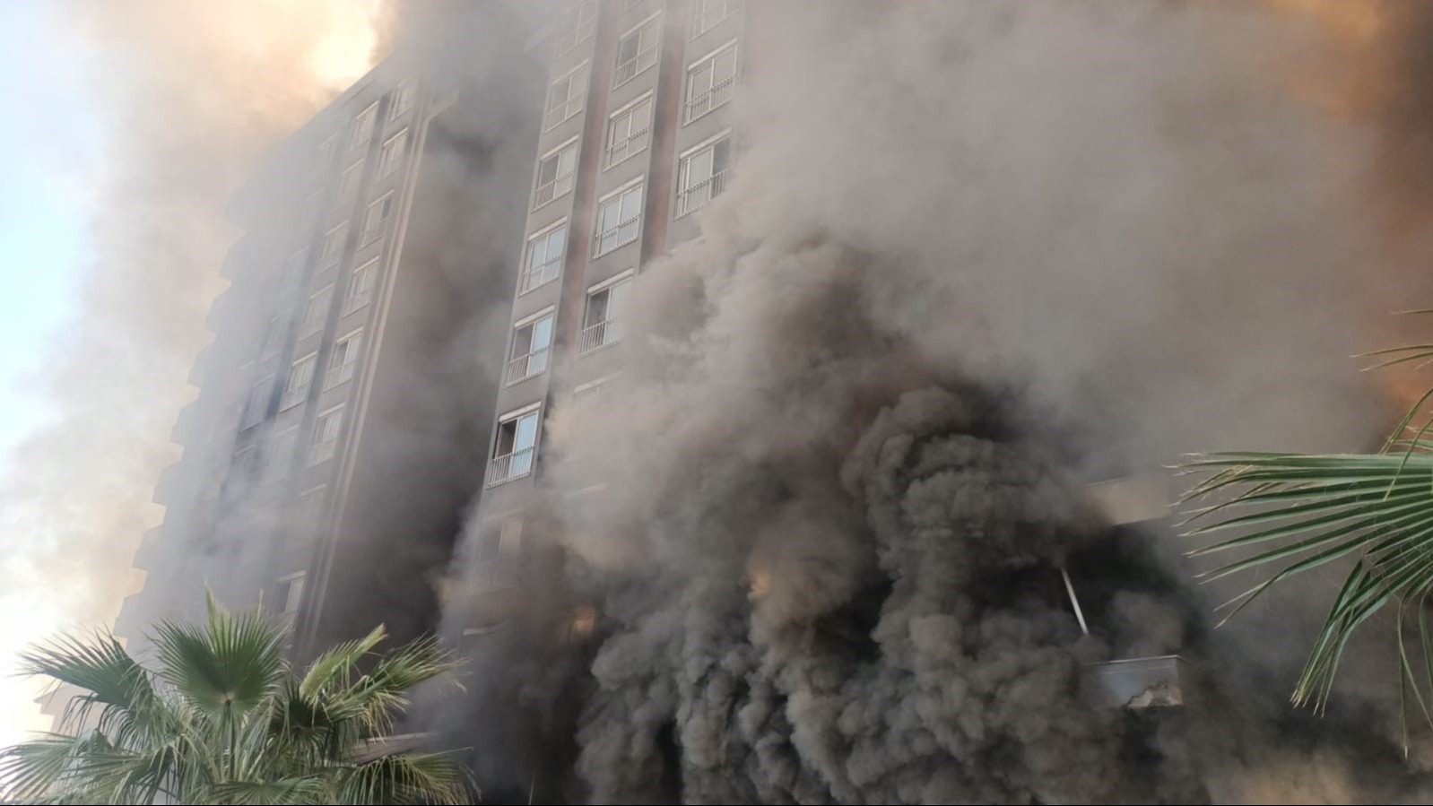 Otel inşaatında çıkan yangın. Fotoğraf: İHA