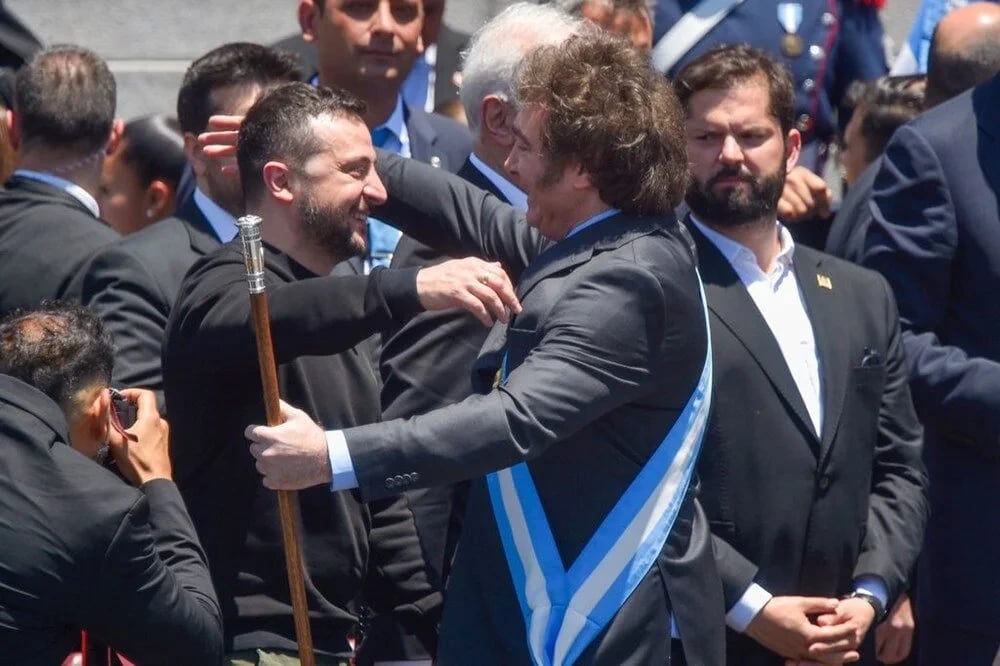 Ukrayna Devlet Başkanı Volodimir Zelenski, Macaristan Başbakanı Victor Orban, İspanya Kralı VI. Felipe davetliler arasındaydı.  Eski Brezilya Devlet Başkanı Jair Bolsonaro da yemin törenine katıldı