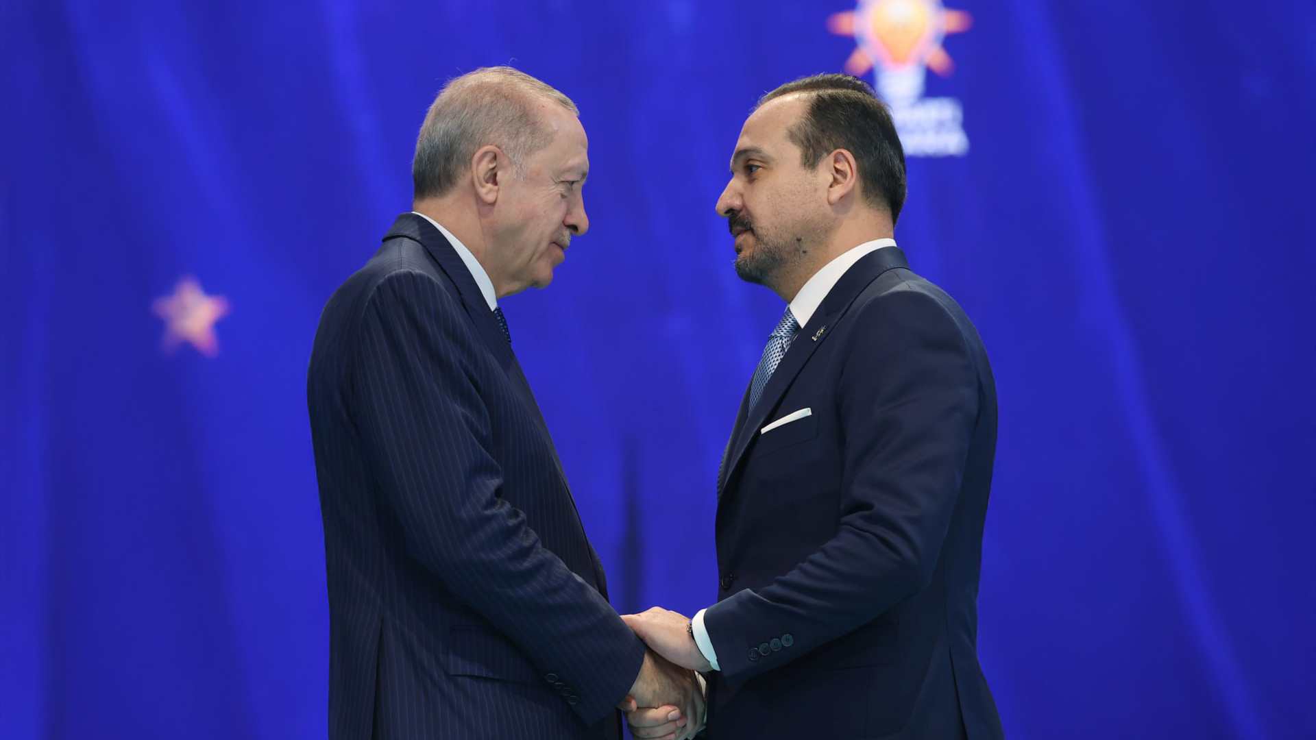 Ankara'da düzenlenen AK Parti Olağan Kongresi'nde Cumhurbaşkanı Recep Tayyip Erdoğan Kürşad Zorlu'ya bizzat parti rozetini taktı. Fotoğraf: AA