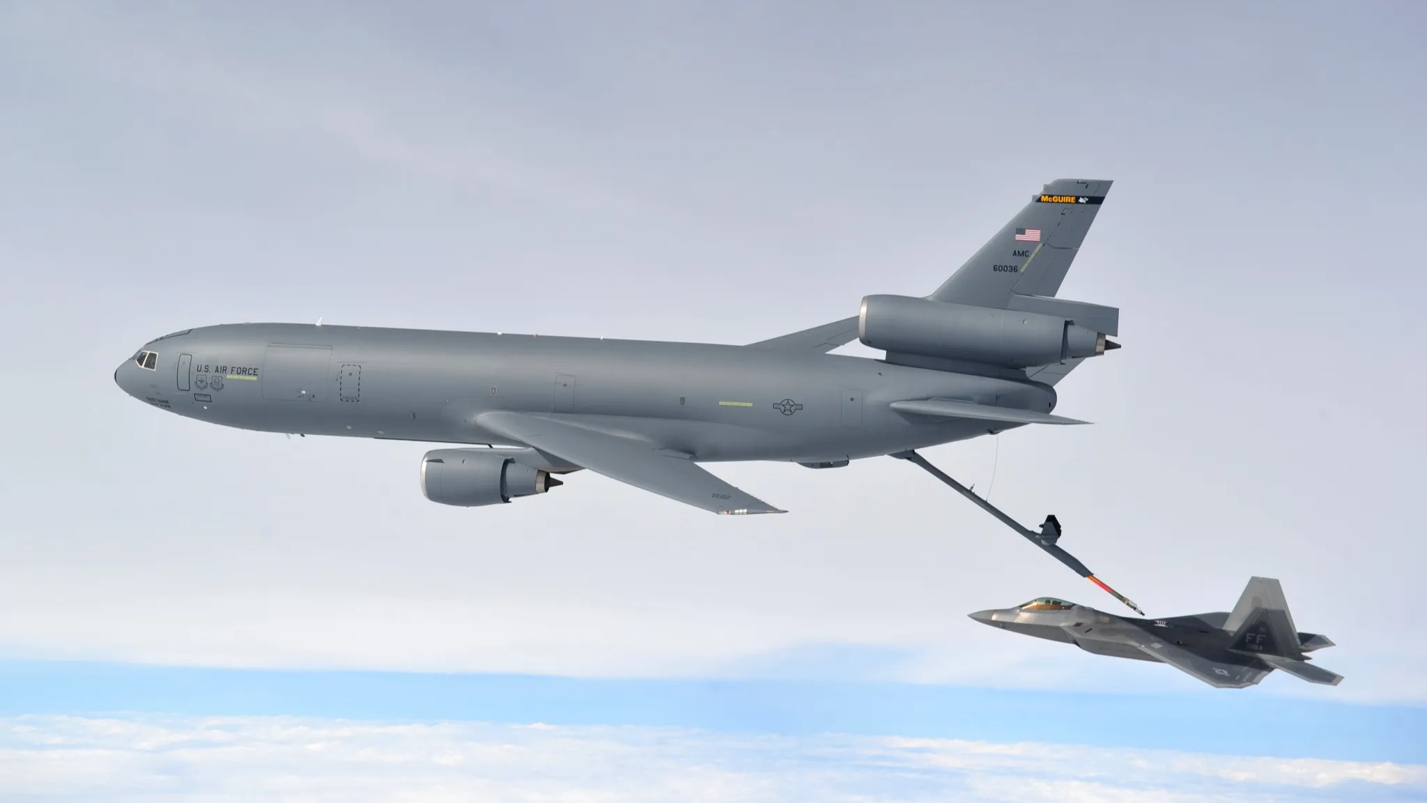 KC-10 ve F-22 Raptor