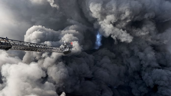 Kırklareli'nde oyuncak fabrikasında çıkan yangına müdahale sürüyor