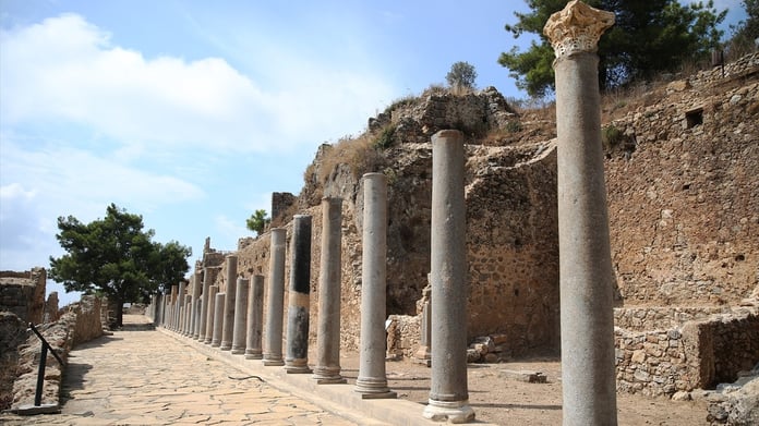 Syedra Antik Kenti'nin 2 bin yıllık sütunları yeniden ayakta
