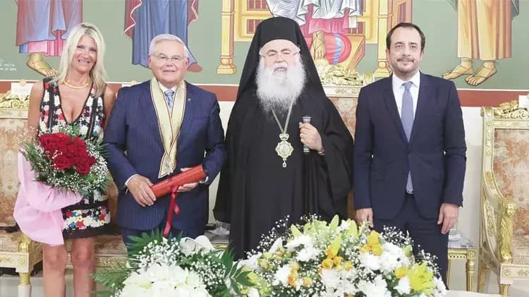 Rumlar, Senatör Menendez'in fahri vatandaşlığını geri aldı