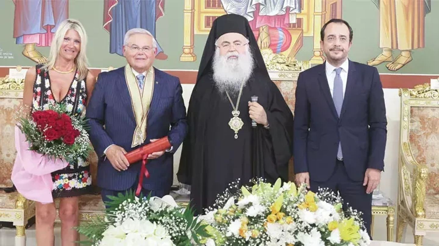 Rumlar ABD'li senatör Menendez'e verdikleri fahri vatandaşlığı geri aldı