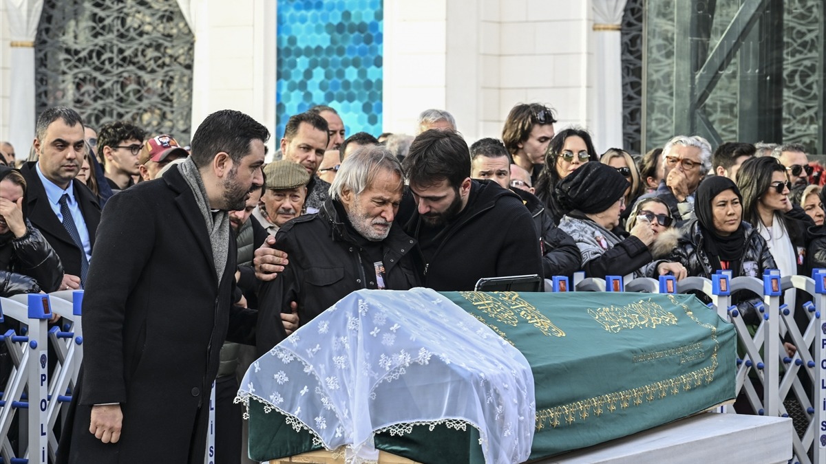 Bolu’daki yangında yaşamını yitiren Boduroğlu ailesinin üç ferdi İstanbul'da toprağa verildi. Fotoğraf: AA