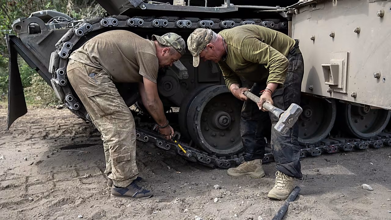 Ukrayna'nın doğusunda bir ABD Abrams tankına bakım yapan Ukraynalı bir tank mürettebatı