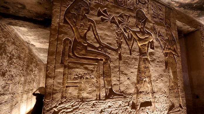 Mısır'da Firavun 2. Ramses'in heykeline güneş vurdu